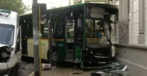 Chocaron una ambulancia y un colectivo en San Martín: ocho personas resultaron heridas | Actualidad