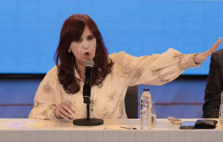 Cristina Kirchner dijo Milei que "está hecho todo un político de la casta" y que Caputo es un "econochanta" | Política