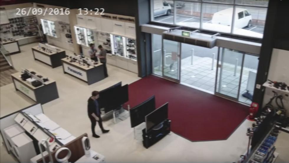 El cliente más torpe del mundo: se agachó y tiró cuatro televisores carísimos | Curiosidades