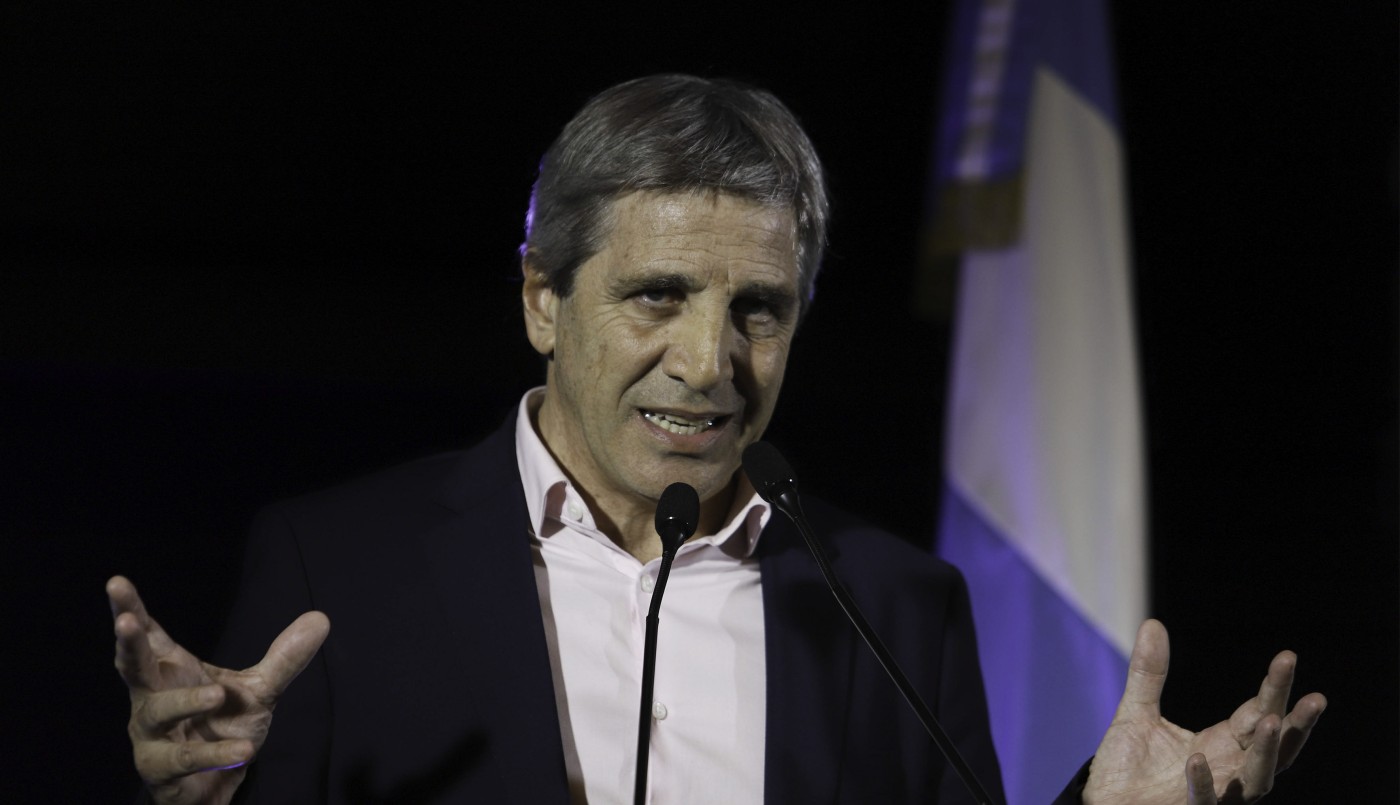 Caputo defendió a Milei tras el escándalo cripto: "Pongo las manos en fuego por el Presidente" | Política