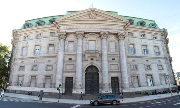 Milei firmó el decreto que transforma al Banco Nación en una sociedad anónima | Economía