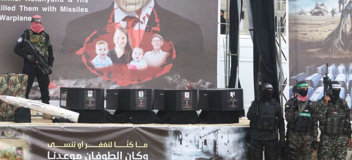 El ejército israelí recibió "los cuerpos de los rehenes" de Gaza entregados por Hamás | Internacionales