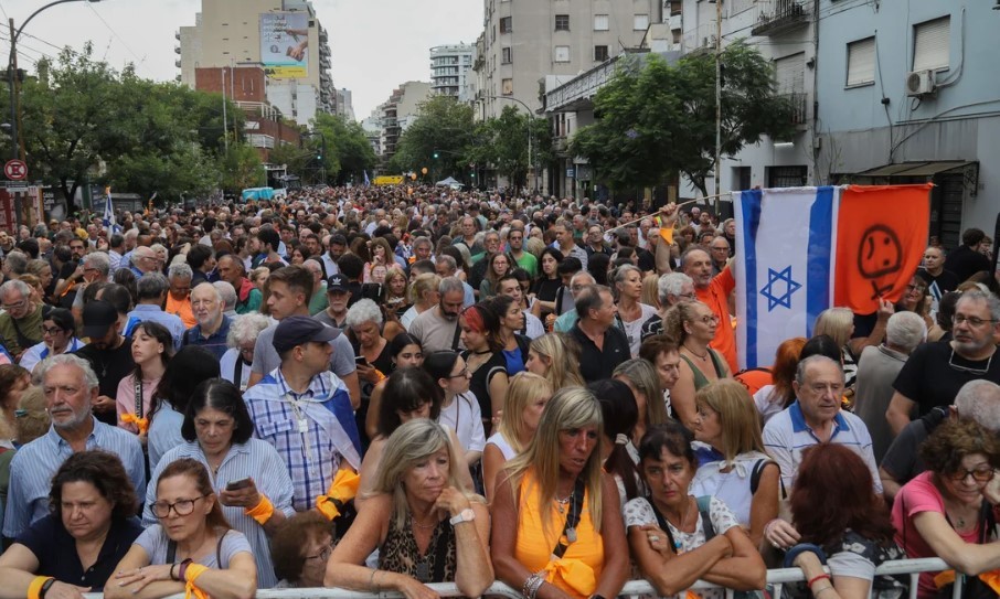 Masiva movilización en Almagro por la familia Bibas y para exigir la liberación de los rehenes de Hamas | Actualidad