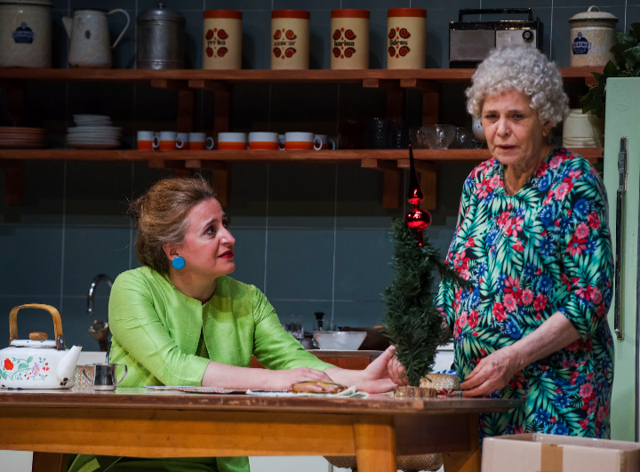 En clave de comedia, las miserias de cuatro vecinas quedan expuestas en "Cae la noche tropical" | Espectáculos