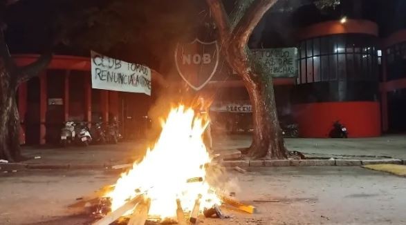 Socios tomaron el club Newell´s: su presidente llamará a una asamblea extraordinaria para definir fecha de elecciones | Deportes