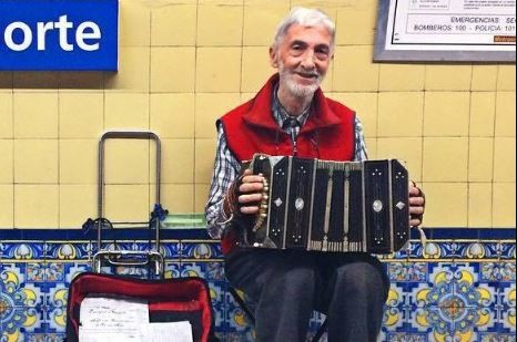 A sus 85 años le robaron el bandoneón con el que se ganaba la vida en el Obelisco | Actualidad
