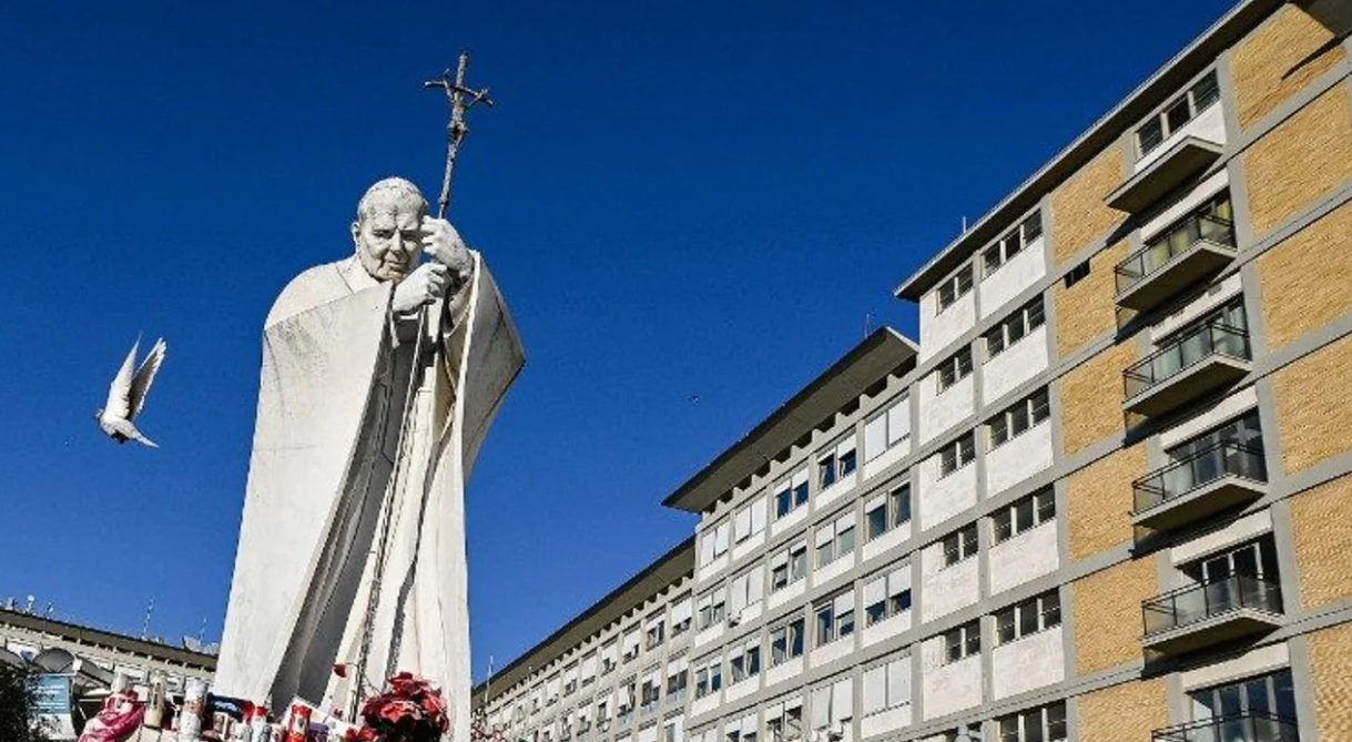 El Papa pasó una noche tranquila, pero su estado de salud sigue siendo "complejo" | Internacionales