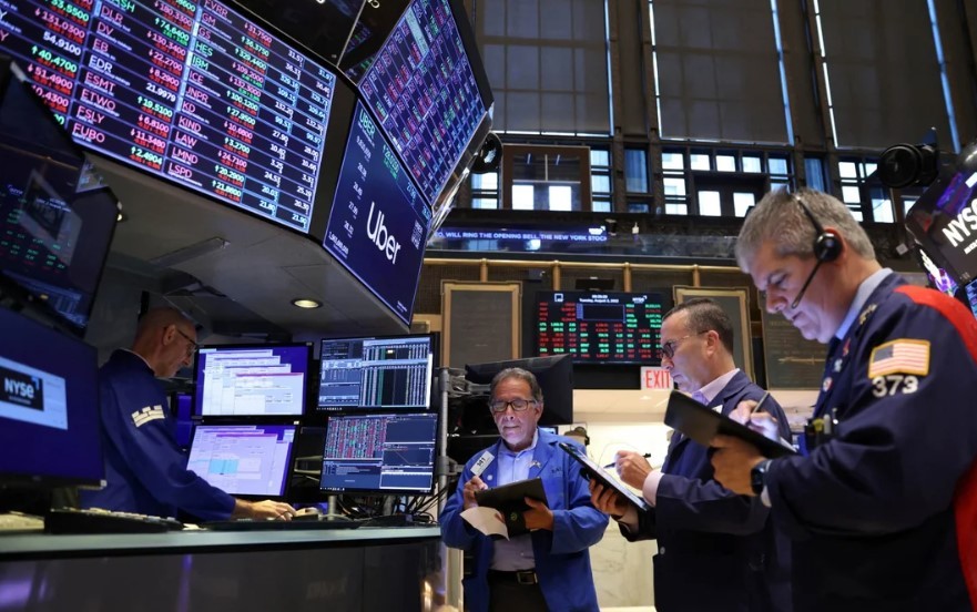 En un contexto global adverso, los mercados operan en rojo y el riesgo país supera los 700 puntos | Economía