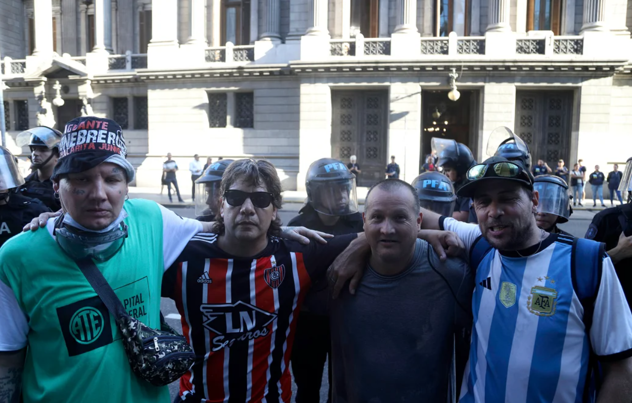 Marcha de jubilados: el Gobierno oficializó que quienes corten el tránsito no podrán ir a la cancha | Política