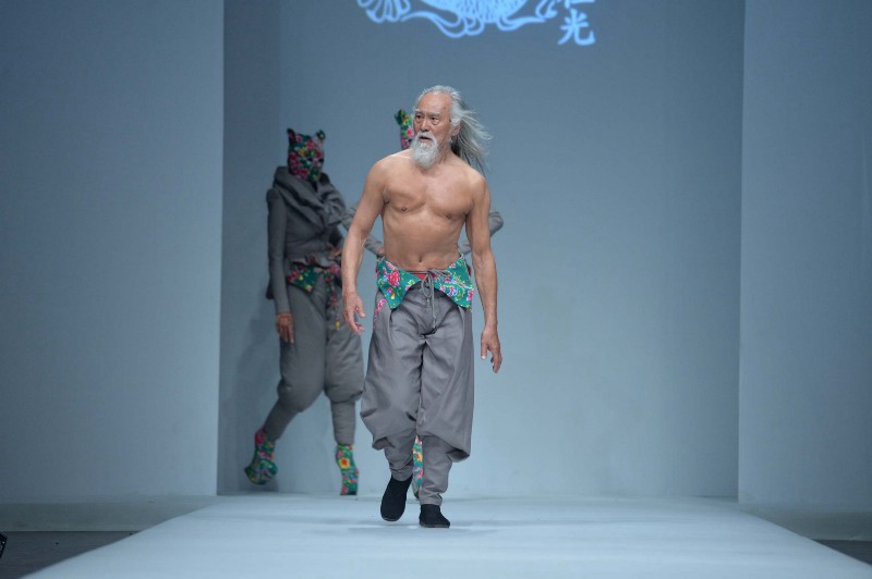 La increíble historia del actor chino de 80 años que triunfa en las pasarelas | Curiosidades