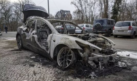 Alemania: quemaron varios vehículos Tesla, enojados con Elon Musk | Internacionales