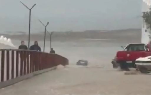 Fuerte tormenta en Las Grutas: el agua arrastró un vehículo al mar | Actualidad