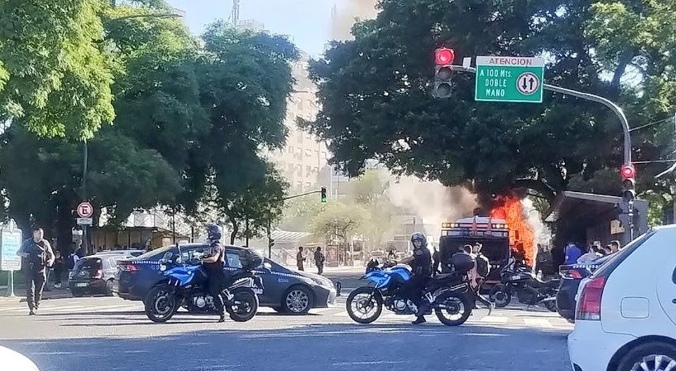 Un colectivo de la línea 97 se prendió fuego en Constitución | Actualidad