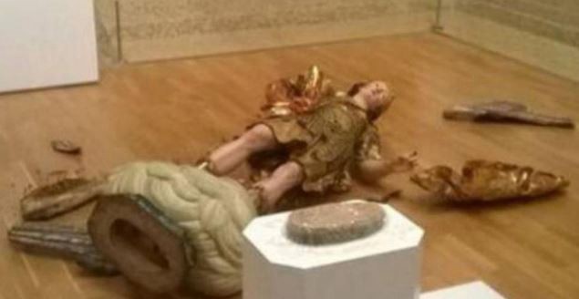 Quiso sacarse una selfie y destruyó una estatua del siglo XVIII | Curiosidades