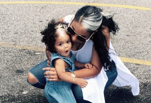 La historia de la nena que nació con canas y su madre la transformó en viral | Curiosidades