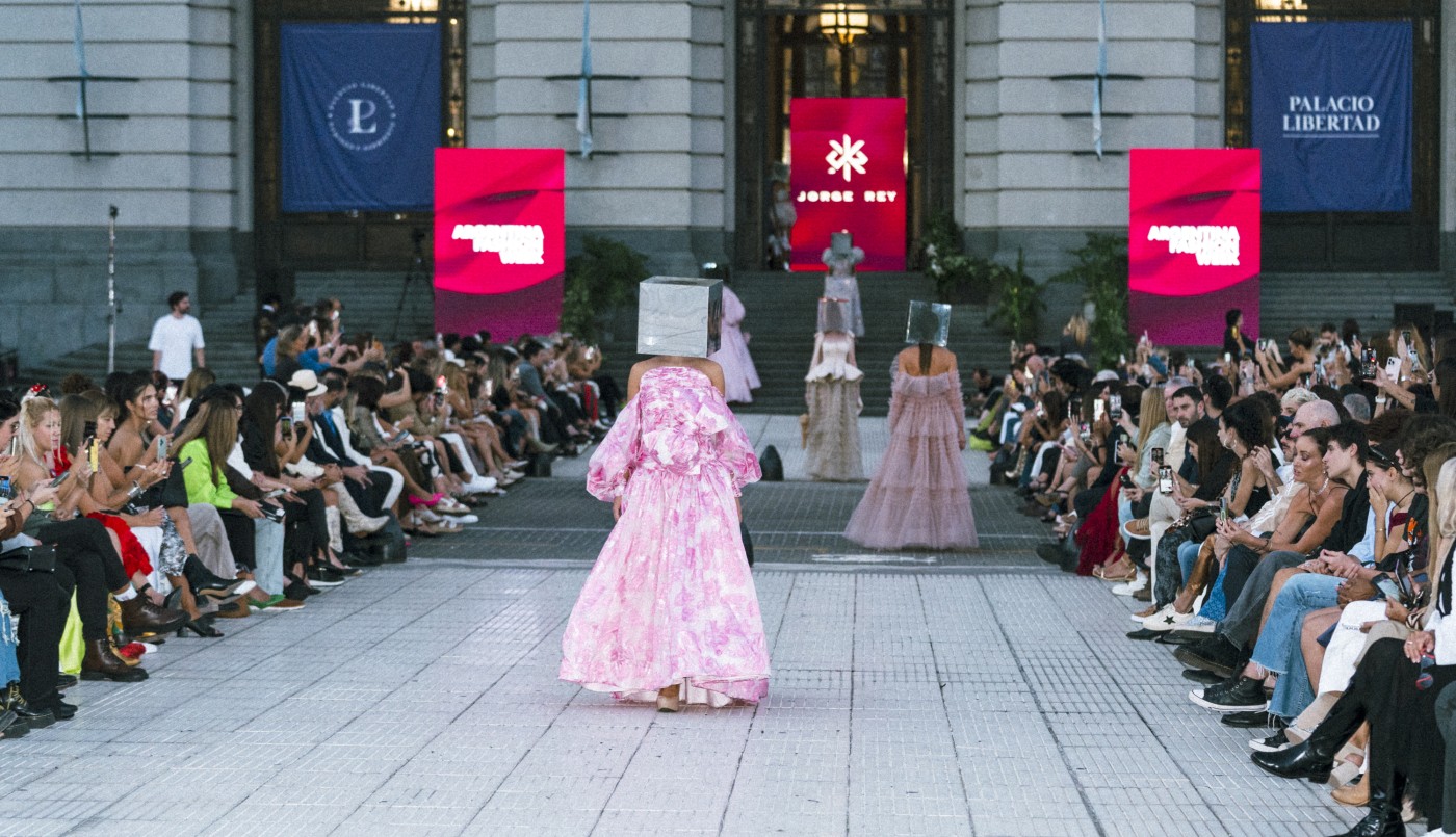 Jorge Rey deslumbró con una presentación disruptiva en la Argentina Fashion Week | Espectáculos