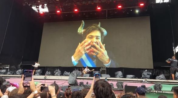 Polémica en el Lollapalooza: una banda proyectó la imagen de Javier Milei diabólico | Espectáculos