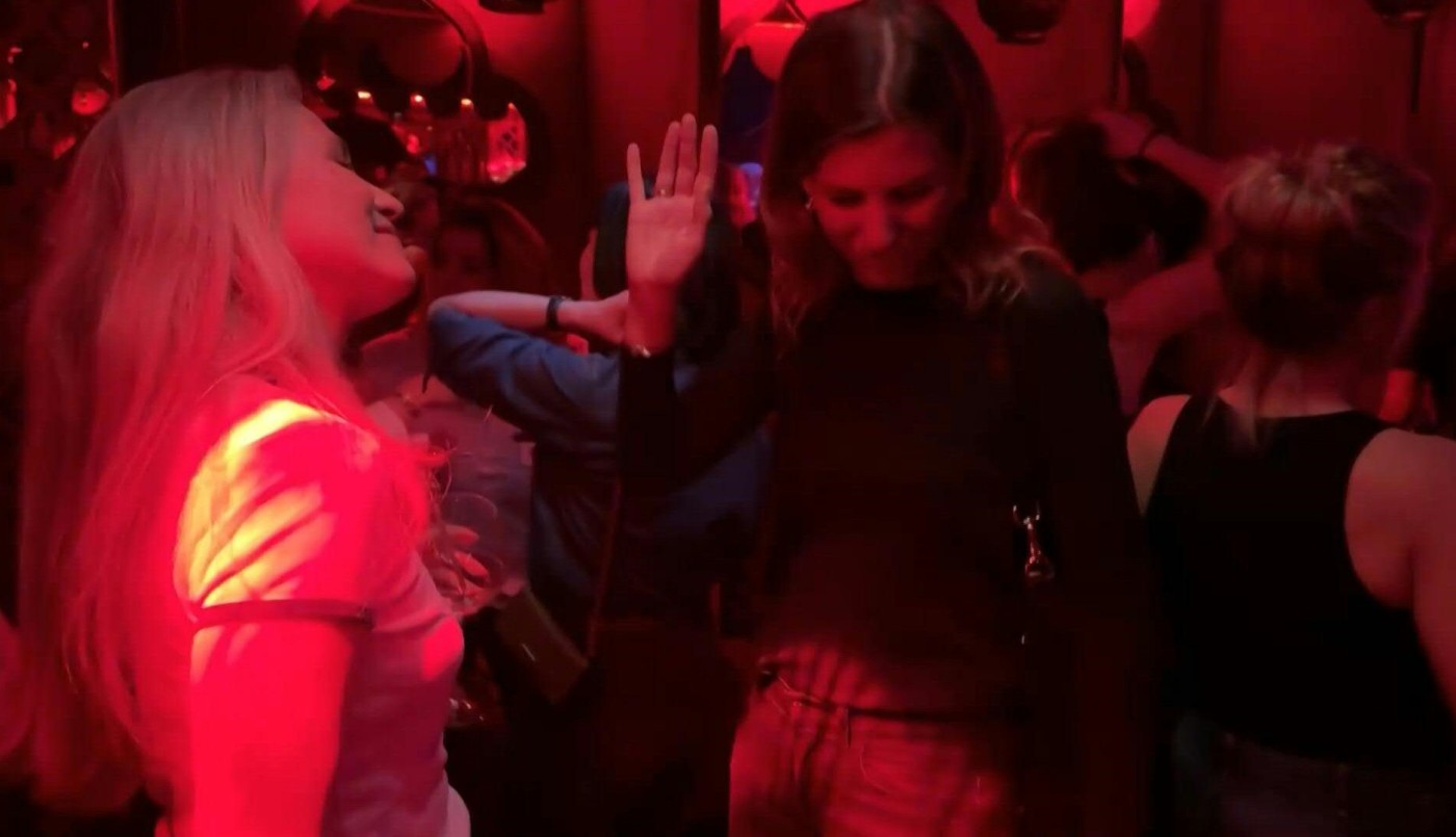 Bailar sin que "nadie nos mire" o el auge de las fiestas para madres | Internacionales