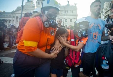 Una niña fue gaseada por Prefectura Naval en la marcha de jubilados al Congreso | Actualidad