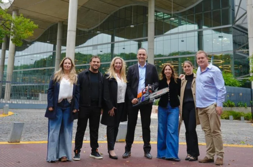 Karina Milei y Adorni en campaña: llevaron la motosierra a la sede del gobierno porteño | Política