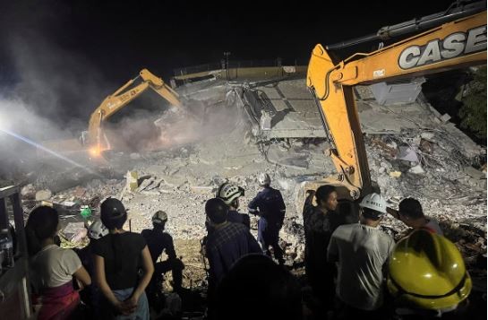 Rescatan a una mujer que sobrevivió 91 horas bajo los escombros tras el terremoto en Birmania | Internacionales