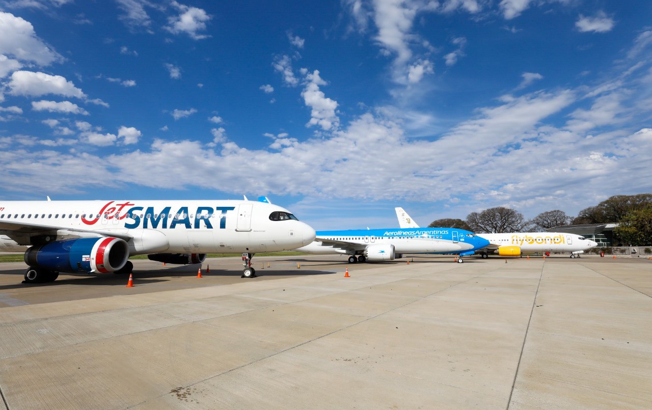 ¿Qué pasa con los vuelos? Cancelaciones y reprogramaciones de las líneas aéreas por el paro | Actualidad