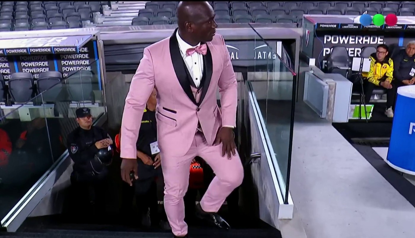 El entrenador de Barcelona de Ecuador volvió a sorprender con su look para enfrentar a River por la Copa Libertadores | Deportes