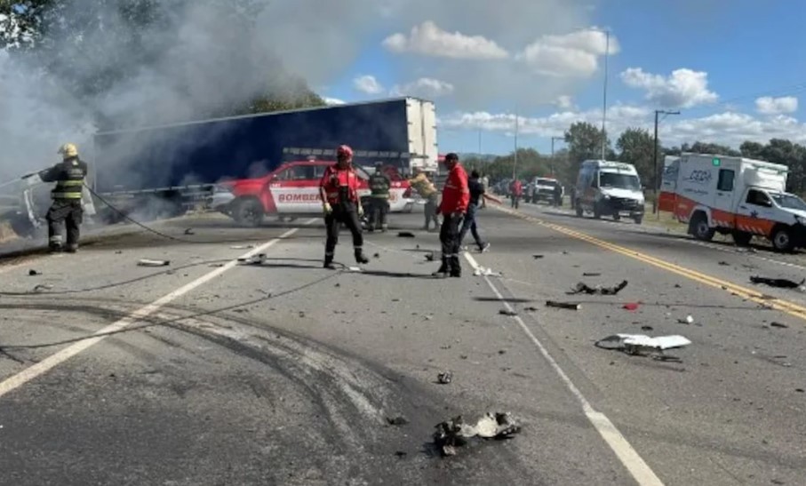 Córdoba: venían discutiendo, ella se tiró del auto y él murió calcinado tras chocar con un camión | Actualidad