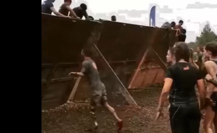 Video: el hombre que trepa una pared pese a que le falta un brazo y una pierna | Curiosidades