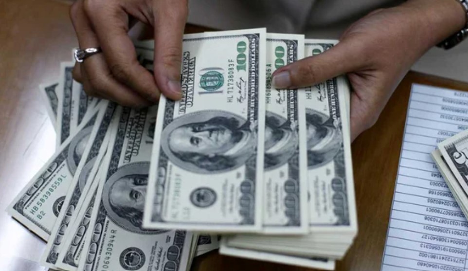 El dólar sin cepo cerró con el oficial en alza, pero con fuertes bajas en el blue y los financieros | Economía
