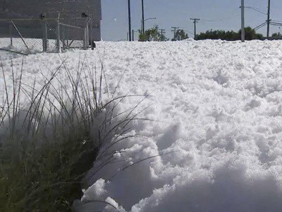 Una ola de espuma invadió una ciudad de California | Curiosidades