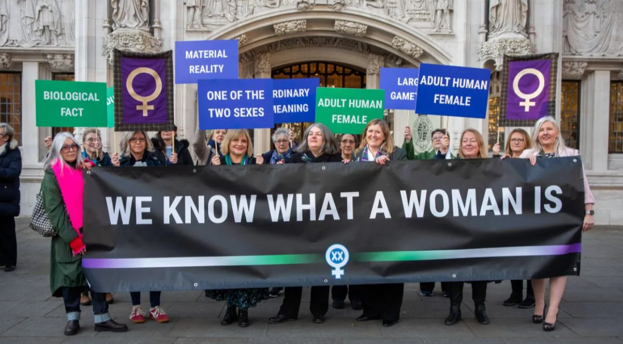 La definición legal de una mujer se basa en el sexo biológico, dictaminó la Corte Suprema británica | Internacionales