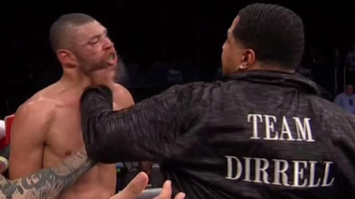 Escándalo en el boxeo: entrenador le pegó al rival al finalizar la pelea | Deportes