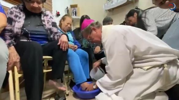 Fuerte mensaje social en el Jueves Santo: La Iglesia lavó los pies de jubilados y pidió una jubilación digna | Política