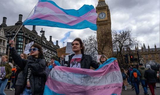 Multitudinaria manifestación en Londres en defensa de los derechos trans tras fallo judicial | Internacionales