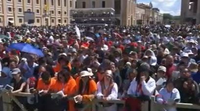 Aplausos en la Plaza de San Pedro para despedir al Papa Francisco | Internacionales