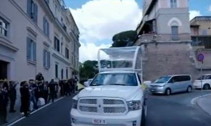 El féretro del Papa Francisco abandonó el Vaticano: el papamóvil lo llevó a la Basílica Santa María La Mayor | Internacionales