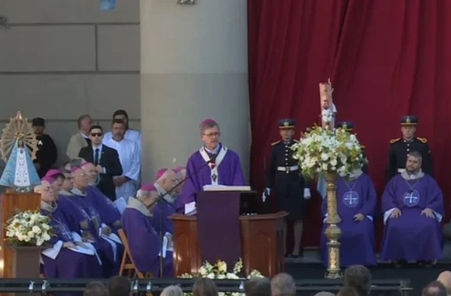 "Gracias, perdón, te queremos mucho", García Cuerva despidió a Francisco con una emotiva homilía | Actualidad