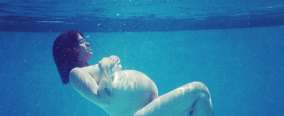 Alanis Morissette mostró su embarazo con una foto totalmente desnuda | Espectáculos