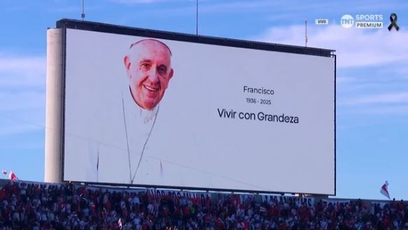 Emotivo minuto de silencio por el papa Francisco antes del Superclásico en el Monumental | Deportes