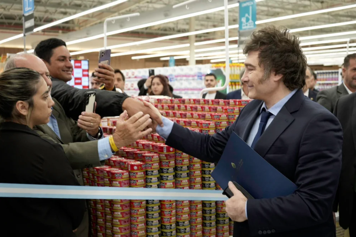 Informe privado: en la era Milei el consumo en mayoristas cayó 22% y en supermercados 8% | Economía