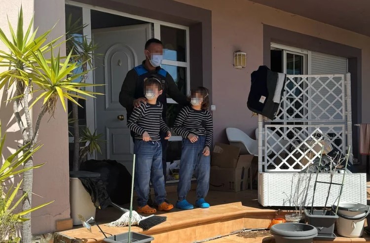 Horror en España: detuvieron a padres que sometían a sus hijos de 8 y 10 años a vivir con barbijos, pañales y aislados | Internacionales