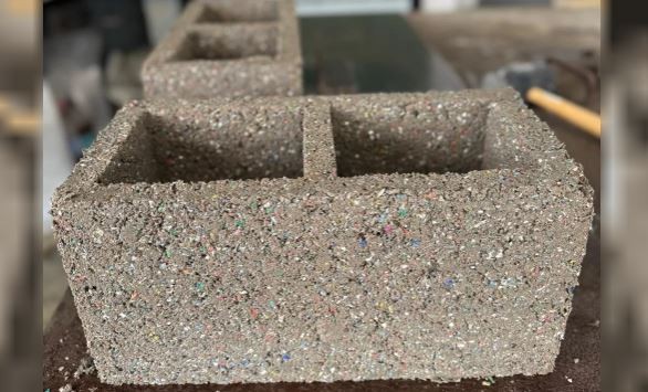 Con plástico reciclado desarrollan "ecobloques" para construir viviendas | Actualidad