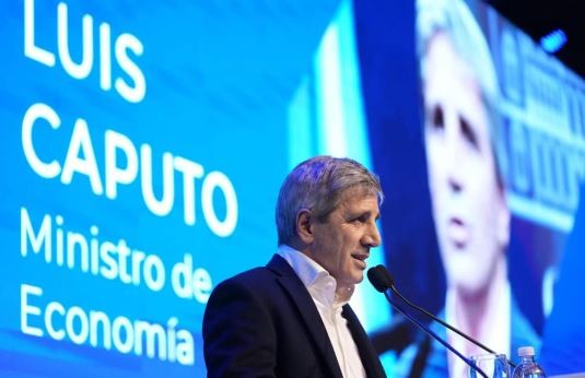 Caputo confirmó que el Gobierno trabaja en un IVA compartido con las provincias | Economía