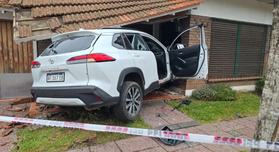 Entradera y persecución en Quilmes: dos delincuentes muertos y un auto incrustado en una casa | Actualidad