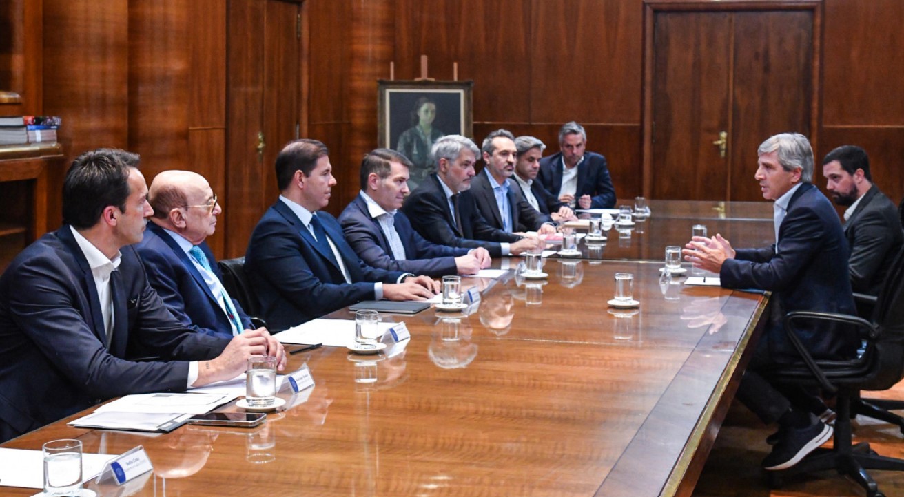 Caputo se reunió con los supermercados en medio de la tensión por los aumentos de precios | Economía