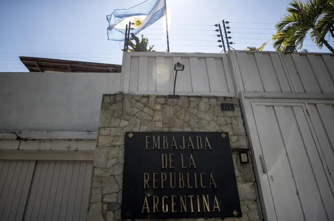 El Gobierno confirma la salida de los cinco venezolanos refugiados en la embajada argentina en Caracas | Política