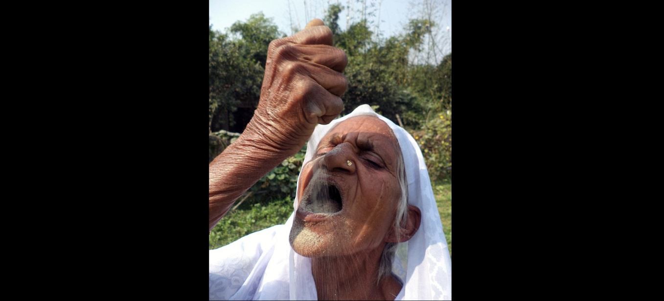 De no creer: una mujer come arena todos los días hace 60 años | Curiosidades