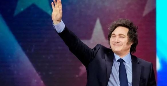 Javier Milei se sube a los escenarios con una obra de caridad acompañado por sus "rubias voluptuosas" | Política