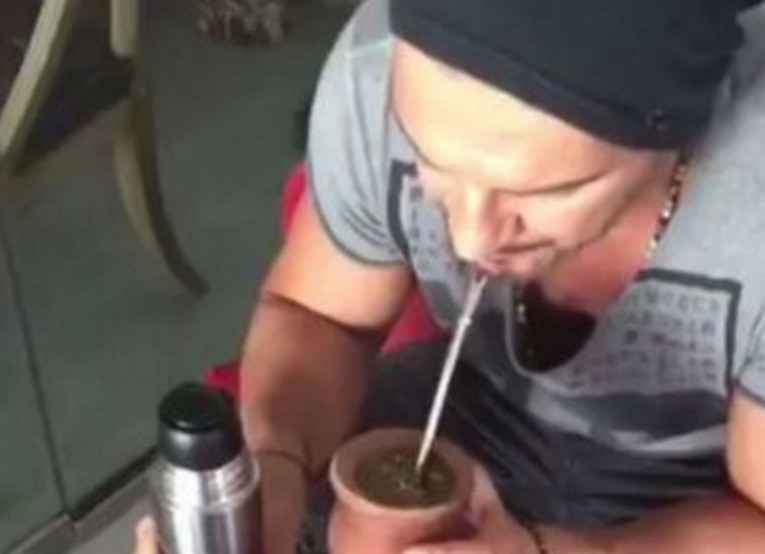 El video de Ricardo Arjona cebando mate | Espectáculos